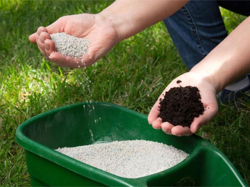 Как сделать почву в домашних условиях. Удобрения. Удобрение почвы. Вносим удобрения. Минеральные удобрения для растений.